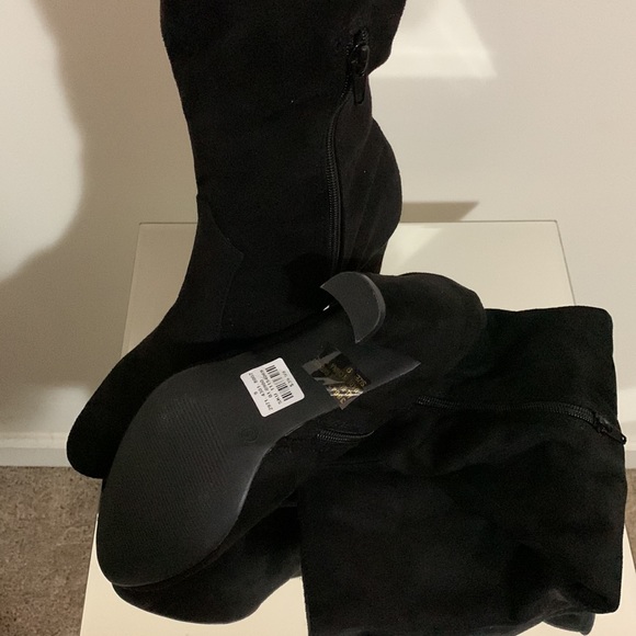 Mid length black boots - Picture 3 of 4
